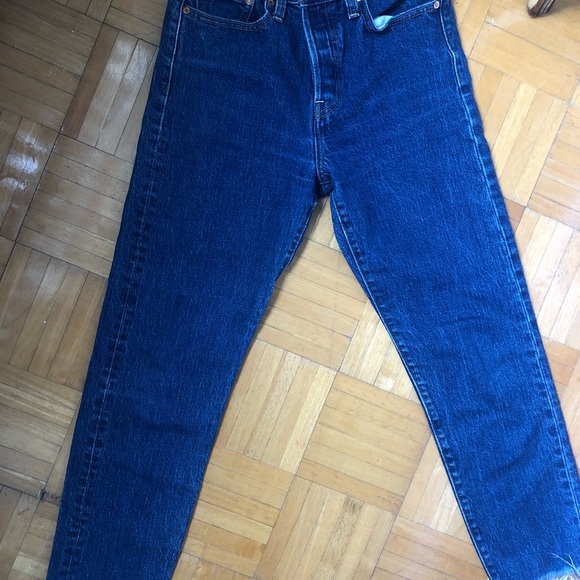 Classic levi’s denim. High rise. Straight leg. - Picture 2 of 6